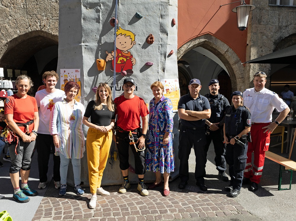 Einmal im Jahr kommen viele Freunde von Peterle zum Fest beim Stadtturm. Einmal im Jahr kommen viele Freunde von Peterle zum Fest beim Stadtturm.